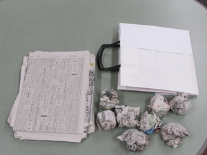 遊びのヒント~新聞紙で玉入れ~