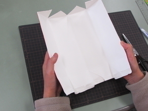 遊びのヒント~牛乳パックでいすを作ろうパート1~