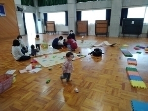 「子育てサロン」4月の様子・5月の予定