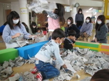 けやきひろば「新聞プール」