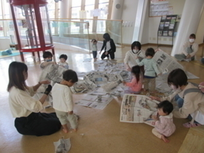 けやきひろばINあかちゃんしゃべり場「新聞紙で遊ぼう」